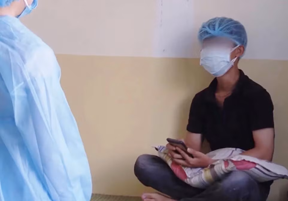 Xúc động video bác sĩ hát cổ vũ tinh thần các bệnh nhân ở bệnh viện Đà Nẵng ảnh 1