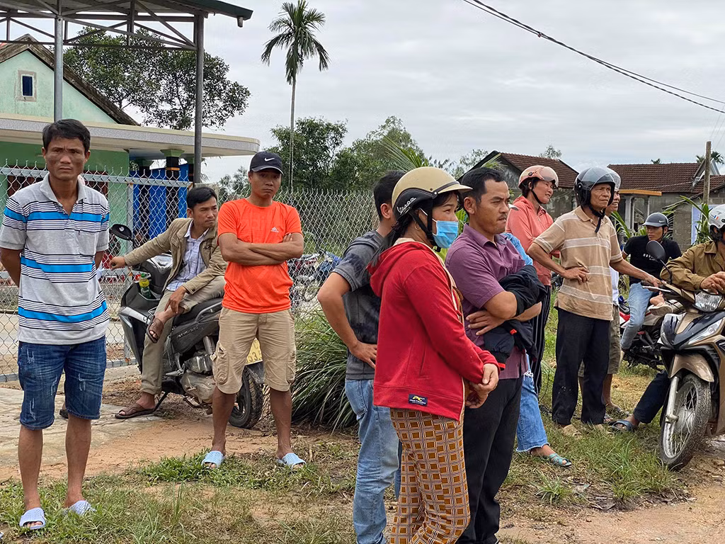 Người thân thấp thỏm chờ cứu hộ nạn nhân mất tích tại thủy điện Rào Trăng 3 ảnh 1