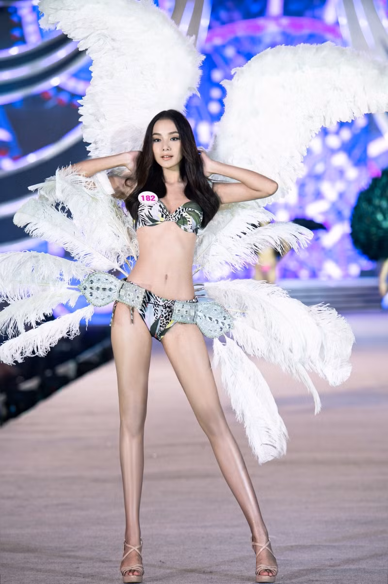 Top 35 Hoa Hậu Việt Nam biến sân khấu thành lễ hội Carnival trong phần thi Người đẹp Biển ảnh 1