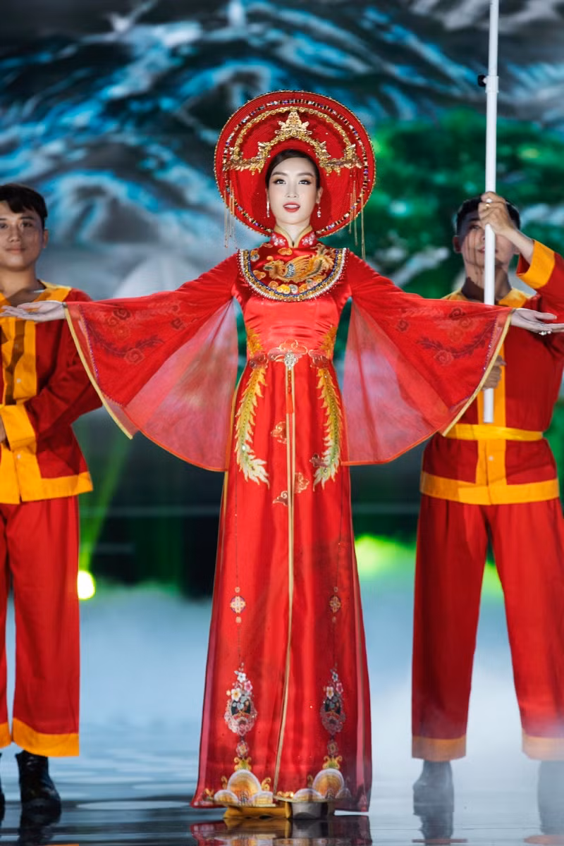 Hoa hậu Mỹ Linh ăn chay để hóa thân thành Thánh Mẫu trong màn trình diễn áo dài ảnh 4