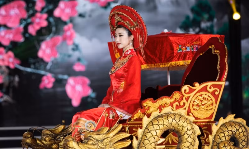 Ngắm trọn bộ sưu tập áo dài đêm Chung kết Hoa Hậu Việt Nam 2020 của Hoa hậu Ngọc Hân ảnh 12 Ngắm trọn bộ sưu tập áo dài đêm Chung kết Hoa Hậu Việt Nam 2020 của Hoa hậu Ngọc Hân ảnh 12