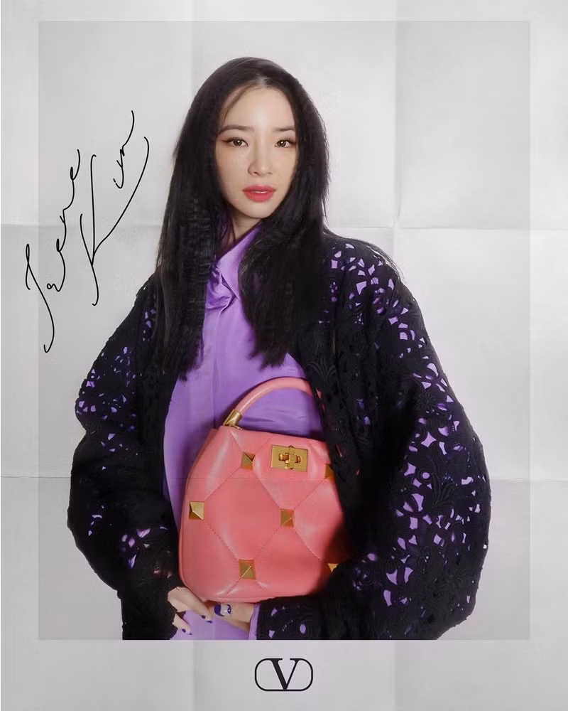 Chị đẹp Son Ye Jin xinh tươi trẻ đẹp ngang ngửa Đường Yên, Quan Hiểu Đồng ở show Valentino ảnh 7