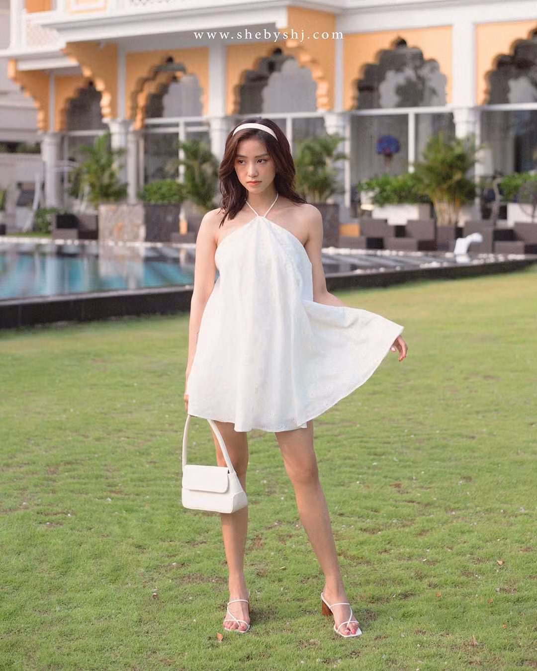 Chiếc váy yếm siêu mát mẻ khiến các hotgirl mê mẩn, không ngại “đụng hàng“ ảnh 5
