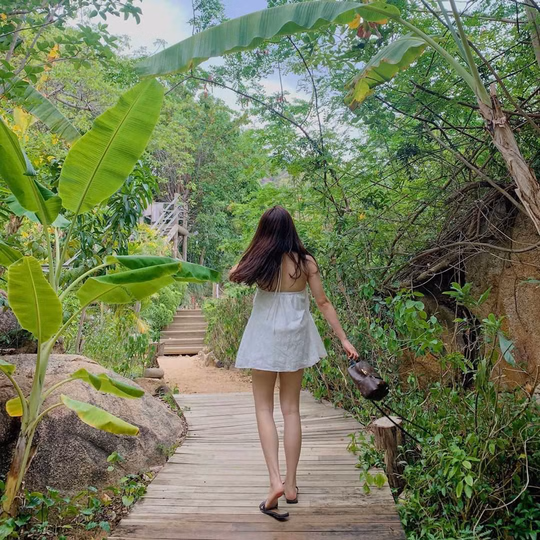 Chiếc váy yếm siêu mát mẻ khiến các hotgirl mê mẩn, không ngại “đụng hàng“ ảnh 2