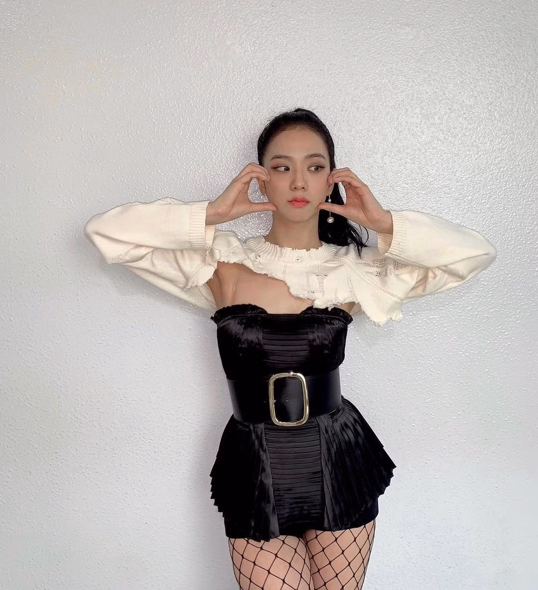Stylist BLACKPINK bị chê cẩu thả vì cho Jisoo mặc phần áo quá “tả tơi” lên sân khấu ảnh 2