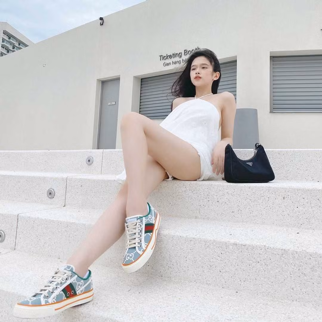 Chiếc váy yếm siêu mát mẻ khiến các hotgirl mê mẩn, không ngại “đụng hàng“ ảnh 3