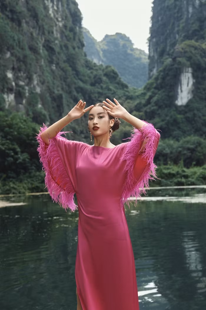 Hoa hậu Đỗ Mỹ Linh leo 500 bậc thang của Hang Múa để có bộ ảnh thời trang đẹp đắm say ảnh 4