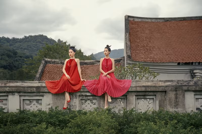 Hoa hậu Đỗ Mỹ Linh gợi ý chọn trang phục áo tứ thân cách điệu cho mùa Tết Tân Sửu ảnh 2