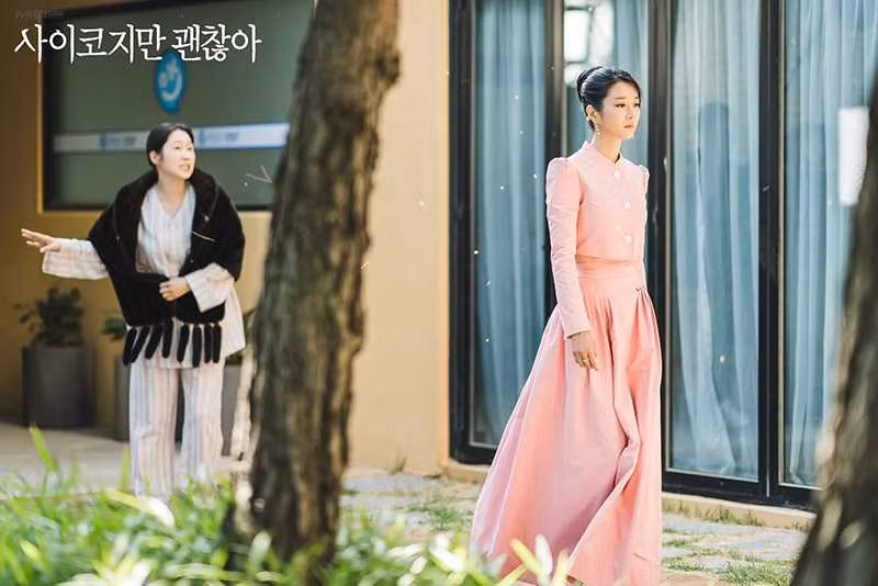 8 bộ trang phục trong “Điên Thì Có Sao” giúp Seo Ye Ji trở thành biểu tượng thời trang mới ảnh 22