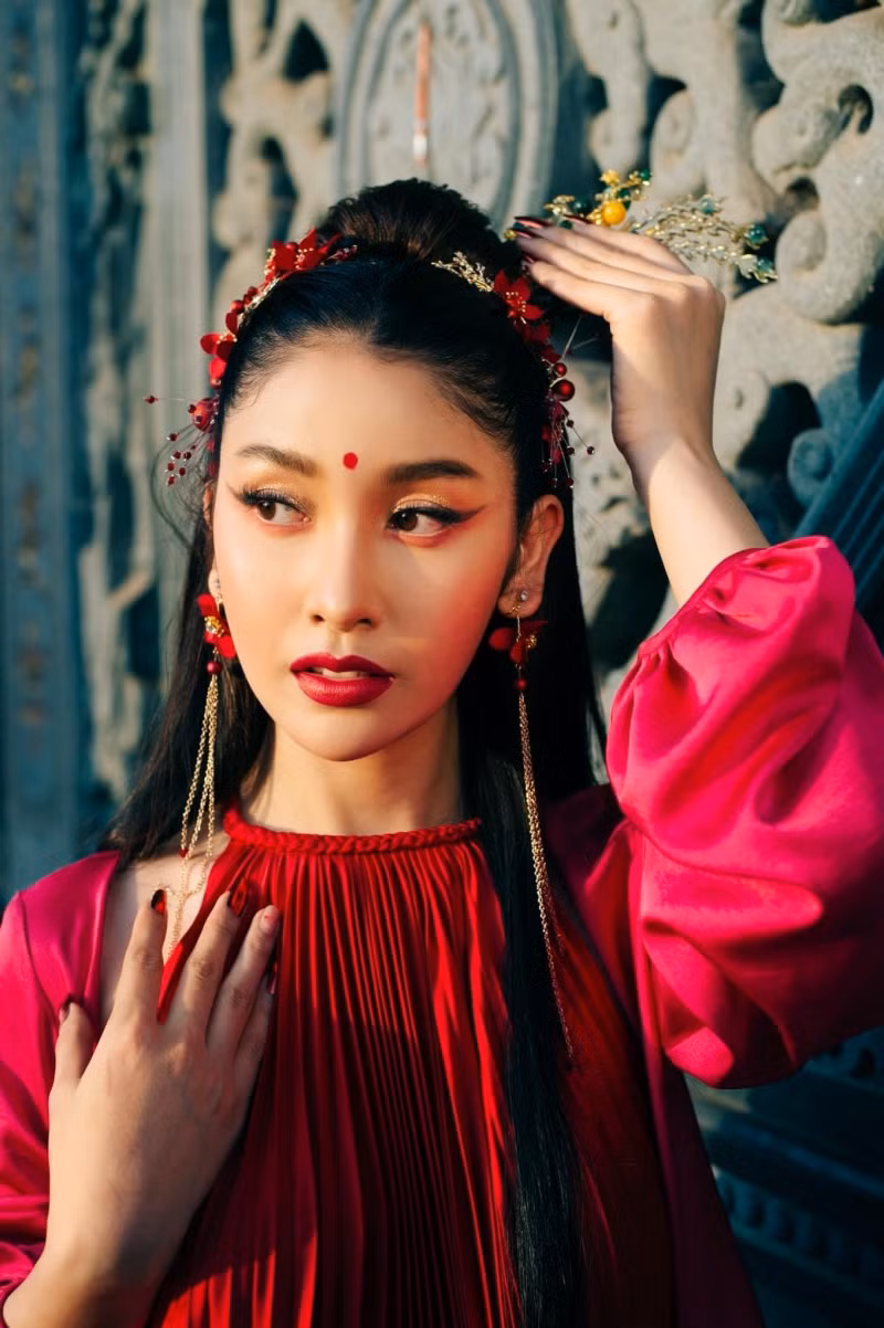 Mỹ nhân showbiz Việt “mê mệt” áo tứ thân cách điệu, thi nhau làm tóc kiểu mỹ nữ cổ trang ảnh 6