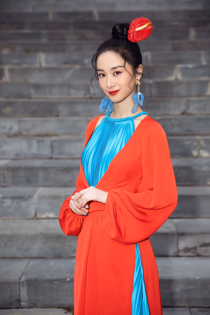 Hoa hậu Tiểu Vy, Mỹ Linh, Hương Giang, Chi Pu khoe thần thái trong cái lạnh dưới 10 độ ảnh 13