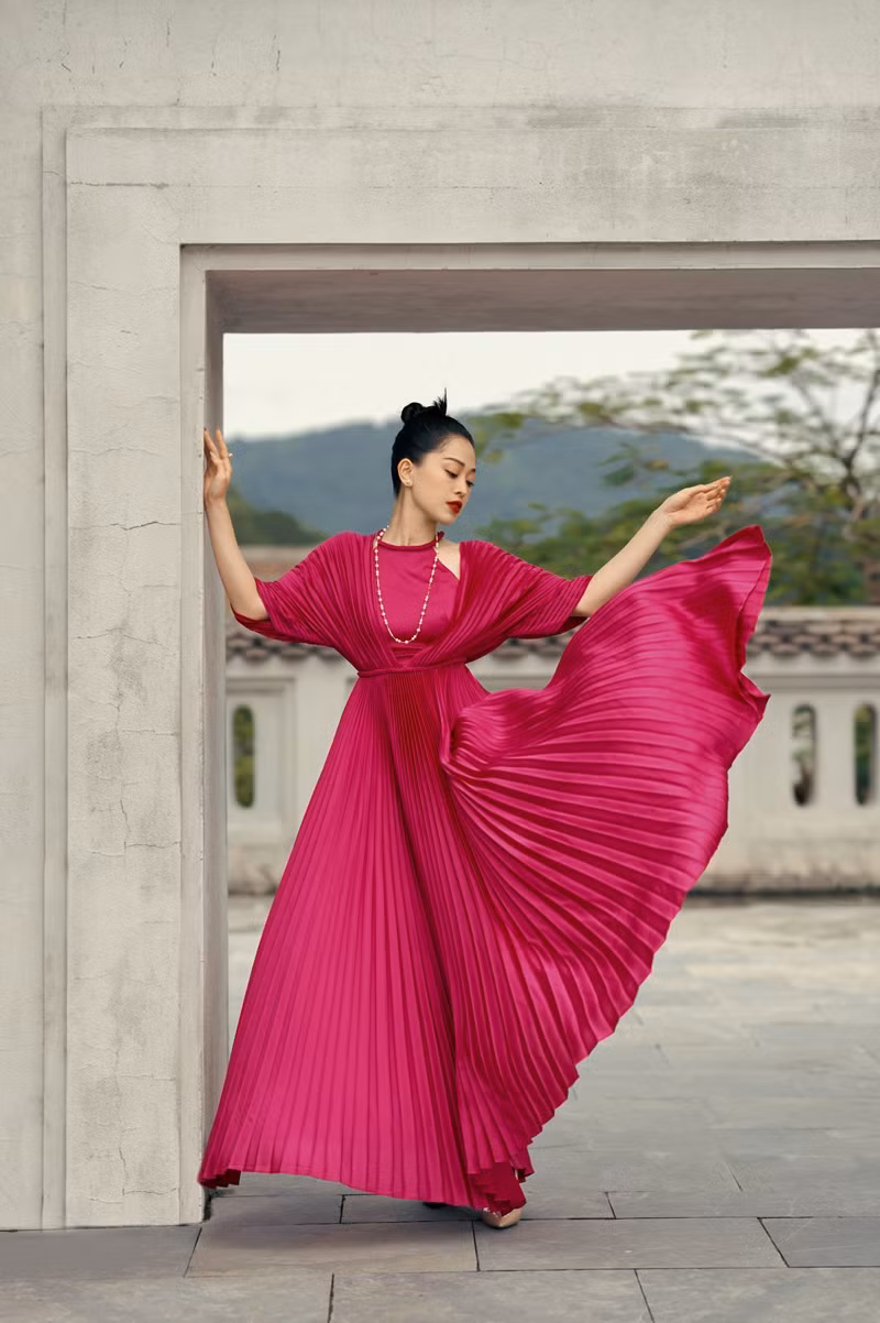 Hoa hậu Đỗ Mỹ Linh gợi ý chọn trang phục áo tứ thân cách điệu cho mùa Tết Tân Sửu ảnh 4
