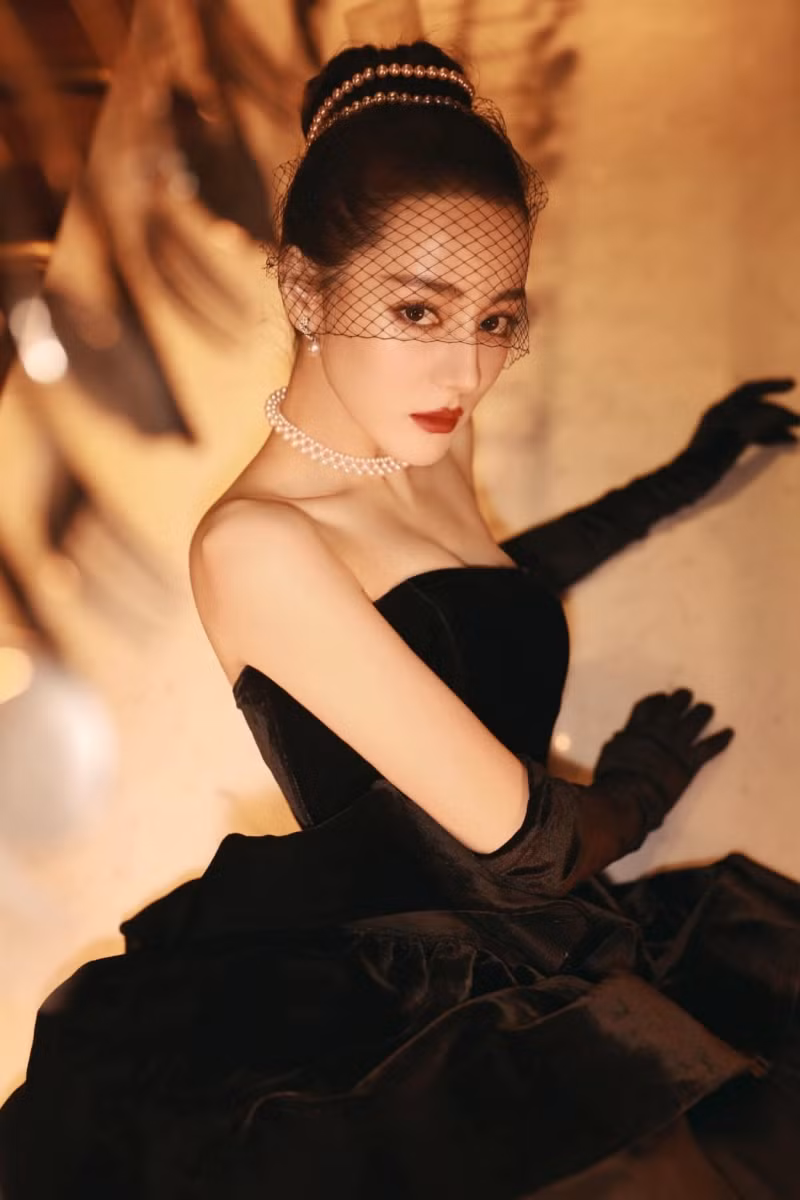 Mất điểm vì tóc ngắn trên thảm đỏ Weibo, nhưng Look 2 của Địch Lệ Nhiệt Ba lại khiến netizen chao đảo ảnh 6