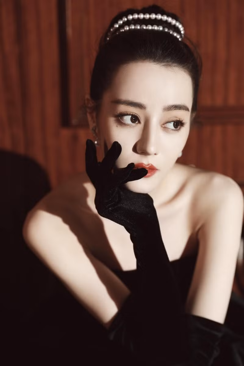Mất điểm vì tóc ngắn trên thảm đỏ Weibo, nhưng Look 2 của Địch Lệ Nhiệt Ba lại khiến netizen chao đảo ảnh 2