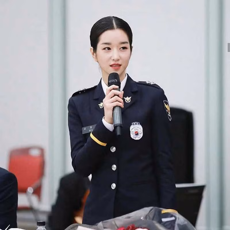 Có thể bạn chưa biết, Seo Ye Ji "Điên Thì Có Sao" ngoài đời là một cảnh sát danh dự ảnh 4
