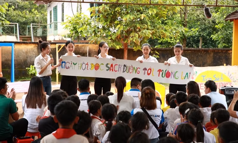 Hoa hậu Đỗ Thị Hà giản dị và thân thiện trong chuyến từ thiện đầu tiên sau đăng quang ảnh 8