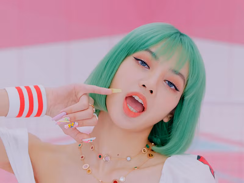 Ngoài vòng cổ tiền tỉ, Lisa BLACKPINK đeo cả trang sức 1,5 triệu đồng trong "Ice Cream" ảnh 3