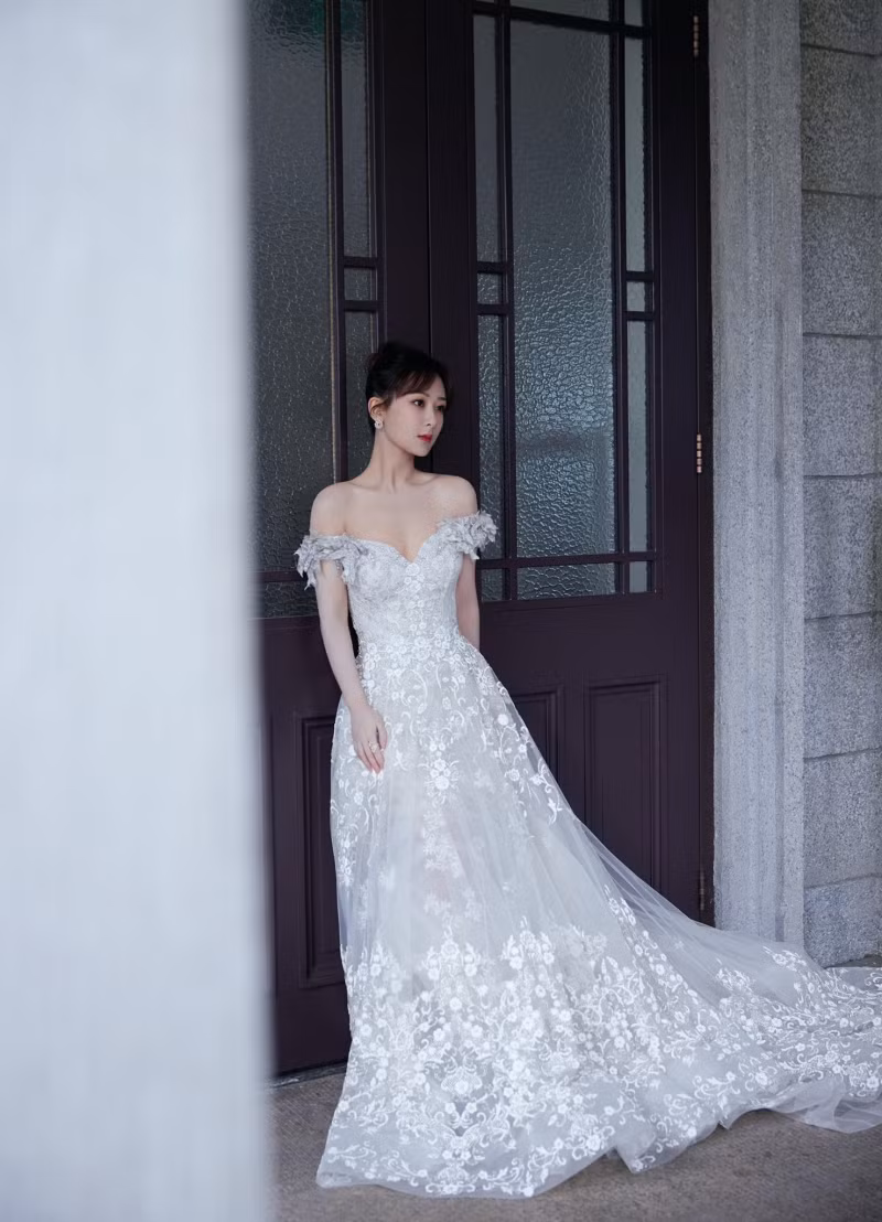 Dương Tử gây sốc vì đi giày bốt da siêu hầm hố cùng váy trắng bồng bềnh như cô dâu ảnh 2