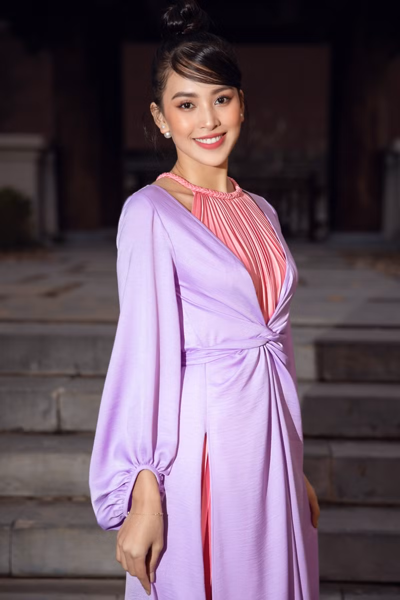 Hoa hậu Tiểu Vy, Mỹ Linh, Hương Giang, Chi Pu khoe thần thái trong cái lạnh dưới 10 độ ảnh 1
