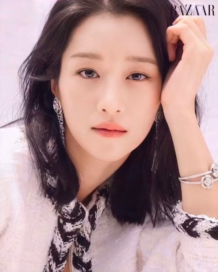 Seo Ye Ji khiến fan lo lắng vì thân hình “da bọc xương” trên Harper's BAZAAR Hàn ảnh 3