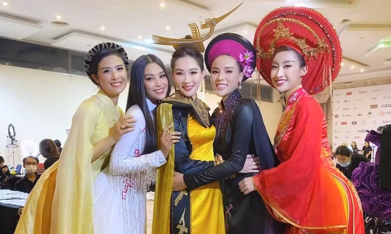 Ngắm trọn bộ sưu tập áo dài đêm Chung kết Hoa Hậu Việt Nam 2020 của Hoa hậu Ngọc Hân ảnh 13 Ngắm trọn bộ sưu tập áo dài đêm Chung kết Hoa Hậu Việt Nam 2020 của Hoa hậu Ngọc Hân ảnh 13