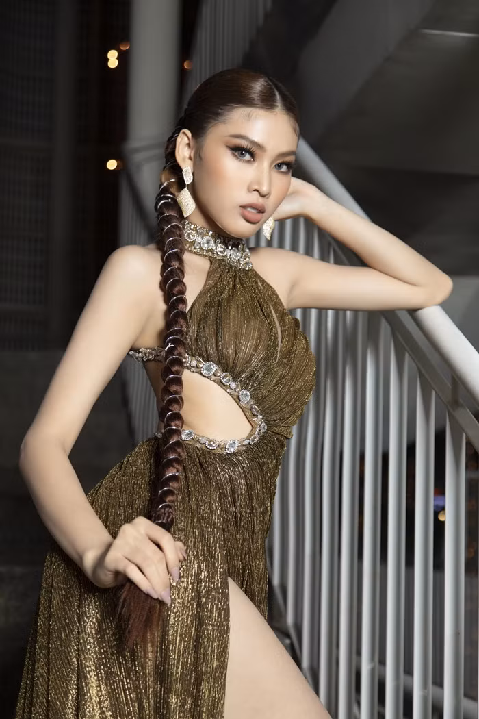 Á hậu Ngọc Thảo và Ngọc Trinh đọ sắc “một 9, một 10” trong cùng mẫu váy lấp lánh ảnh 2