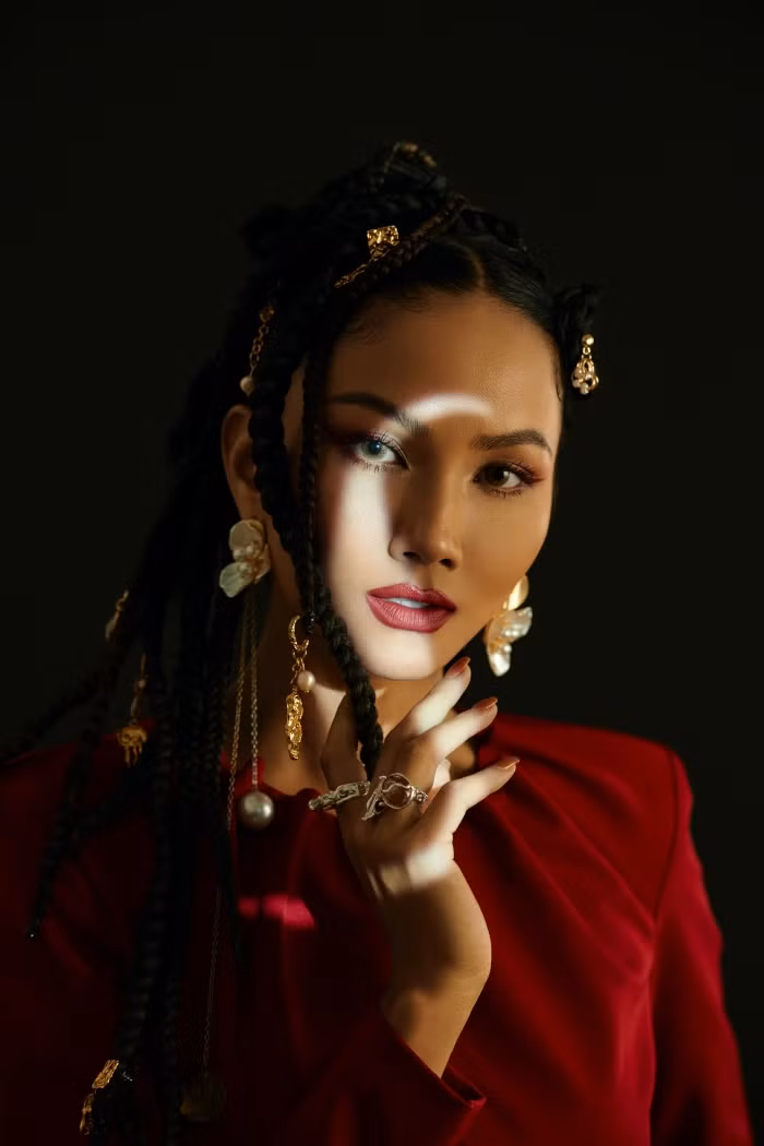 Hoa hậu H’Hen Niê sử dụng ngôn ngữ hình thể truyền tải thông điệp về phụ nữ nhân ngày 8/3 ảnh 7