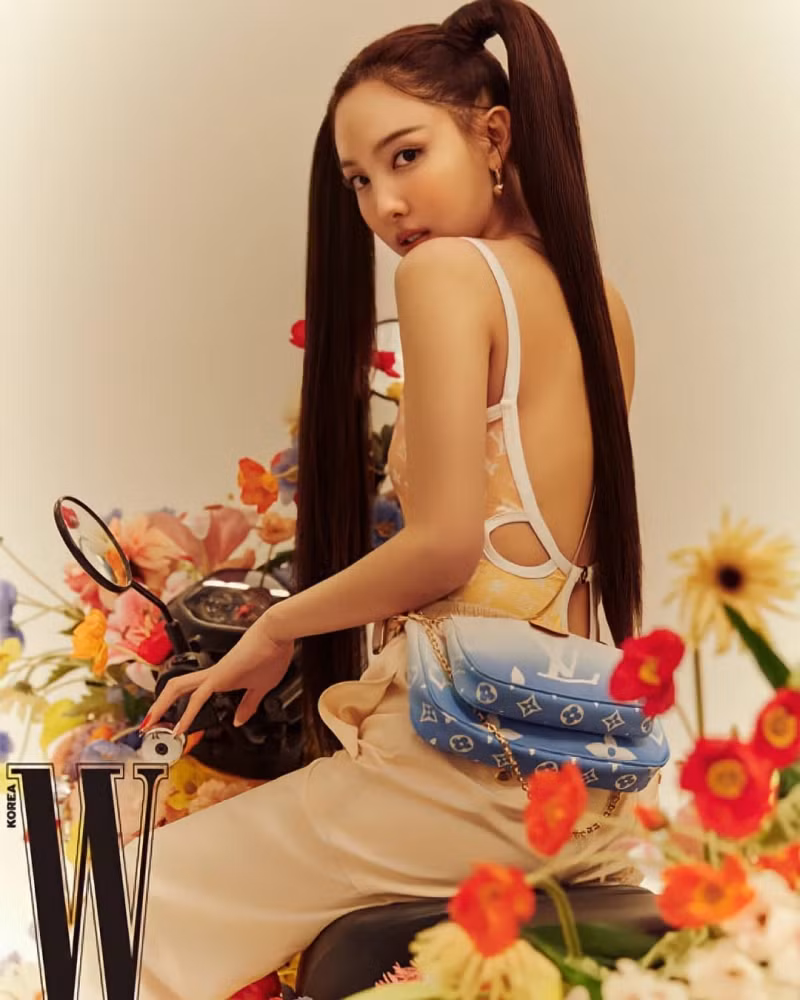 Nayeon TWICE & Jeon Somi mặc đồ LV lên tạp chí lớn, ai có khí chất đại sứ thương hiệu hơn? ảnh 1
