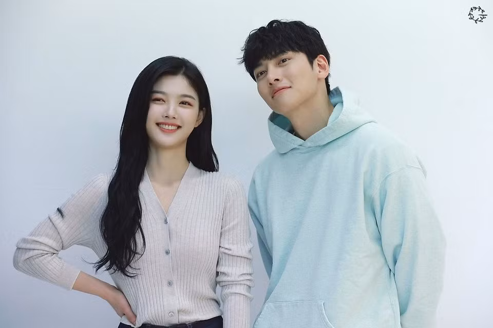 Mãn nhãn với loạt ảnh hậu trường của “cặp đôi lầy lội” Ji Chang Wook - Kim Yoo Jung ảnh 4