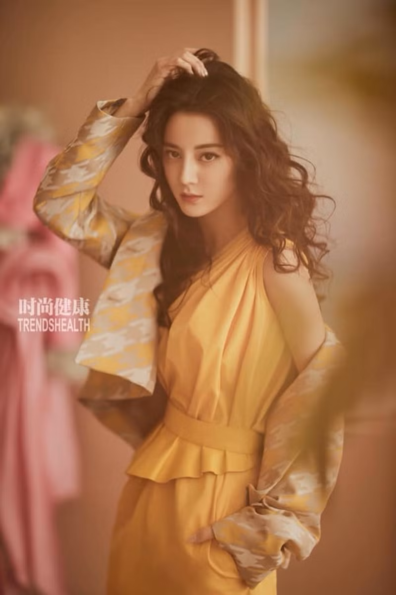 Địch Lệ Nhiệt Ba lên 2 bìa tạp chí với tạo hình đối lập, xém chút tưởng 2 người khác nhau ảnh 5
