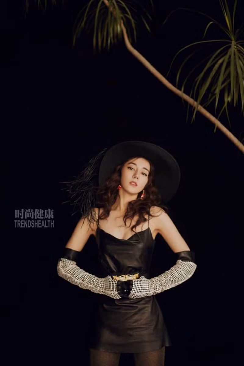 Địch Lệ Nhiệt Ba lên 2 bìa tạp chí với tạo hình đối lập, xém chút tưởng 2 người khác nhau ảnh 6
