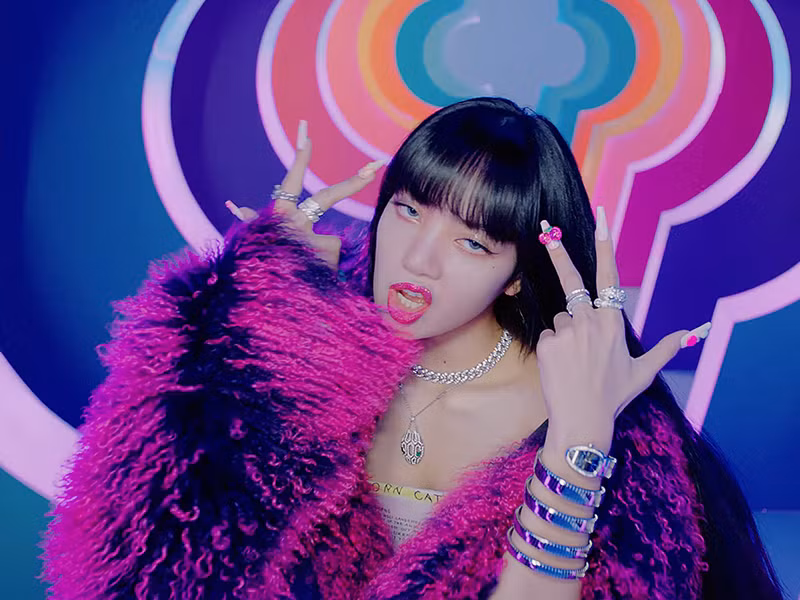 Ngoài vòng cổ tiền tỉ, Lisa BLACKPINK đeo cả trang sức 1,5 triệu đồng trong "Ice Cream" ảnh 4