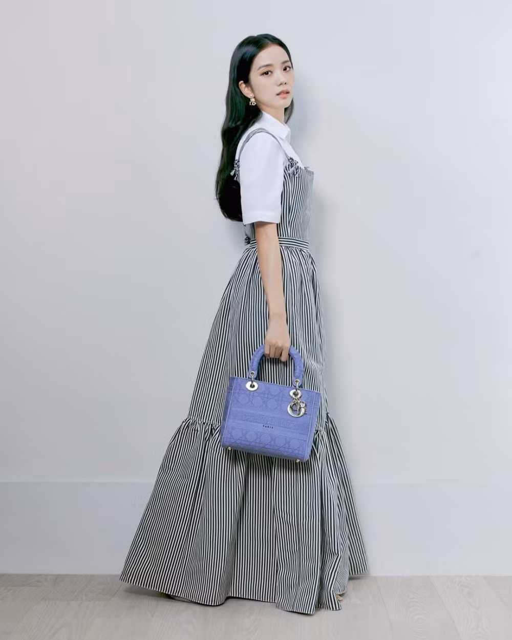 Lại đụng đồ Dior với Jisoo (BLACKPINK), Triệu Lệ Dĩnh tiếp tục bị chê lộ nhược điểm ảnh 2