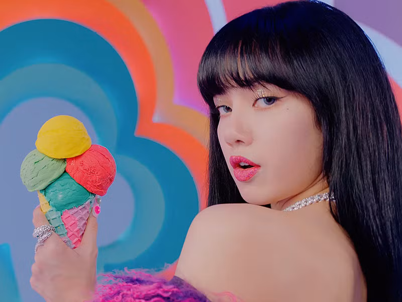 Ngoài vòng cổ tiền tỉ, Lisa BLACKPINK đeo cả trang sức 1,5 triệu đồng trong "Ice Cream" ảnh 5