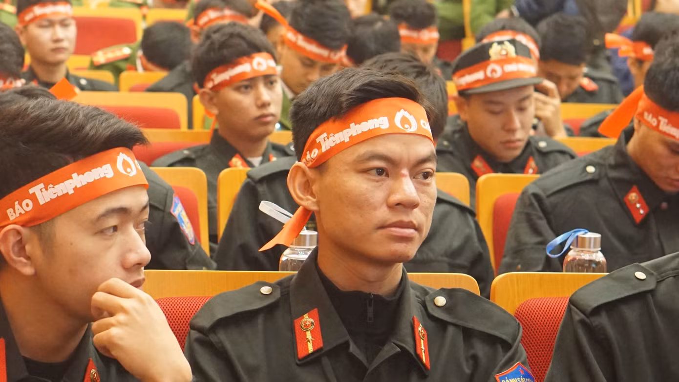 Hàng ngàn chiến sĩ công an xếp hàng hiến máu 'Chủ nhật Đỏ' ảnh 5