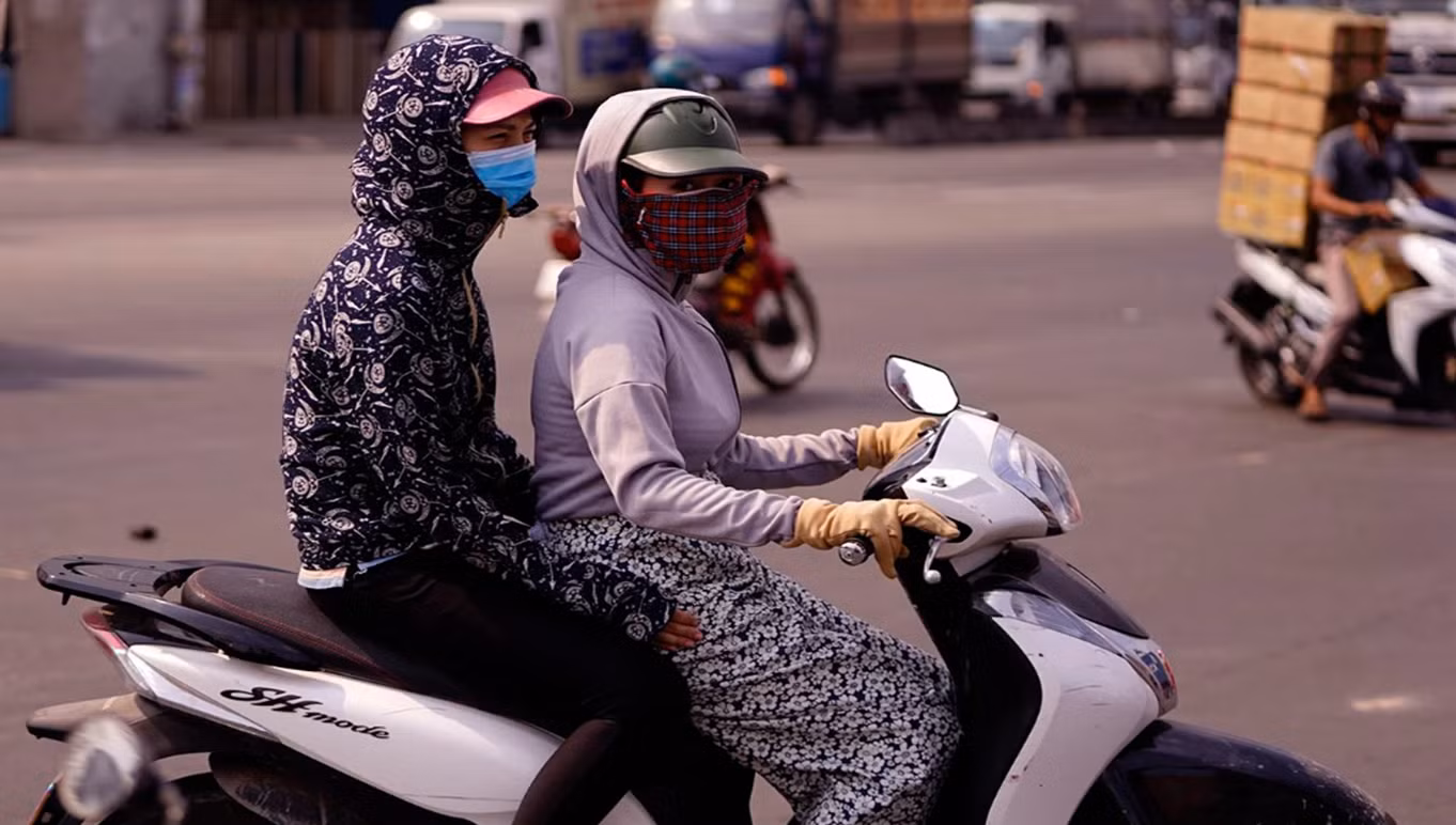 Hiểm họa rình rập từ những trang phục chống nắng của hội chị em khi tham gia giao thông ảnh 4