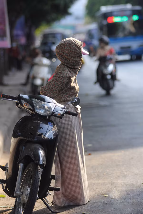 Hiểm họa rình rập từ những trang phục chống nắng của hội chị em khi tham gia giao thông ảnh 3