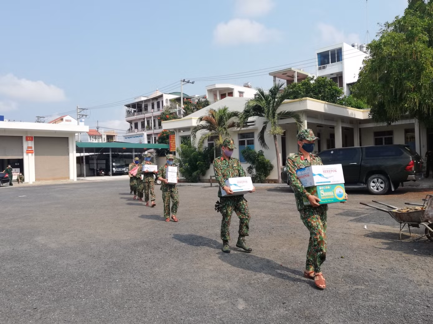 Khánh Hoà trao tặng quà hơn 500 triệu đồng cho bộ đội làm nhiệm vụ tại khu cách ly ảnh 2