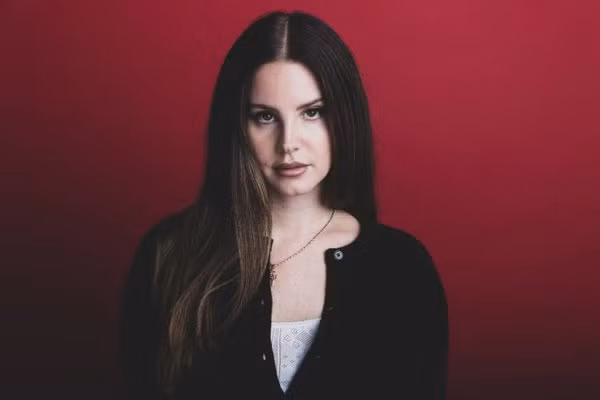 Dù bị Harper's Bazaar dè bỉu, album mới của Lana Del Rey vẫn xưng ngôi vương ảnh 1