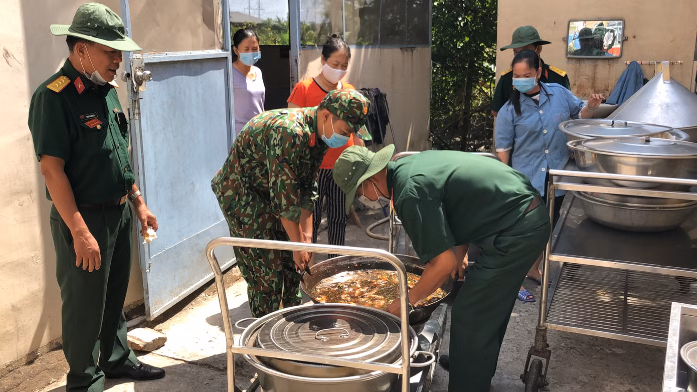 Tiêu chuẩn bộ đội ăn thế nào, người ở khu cách ly được ăn như vậy ảnh 2