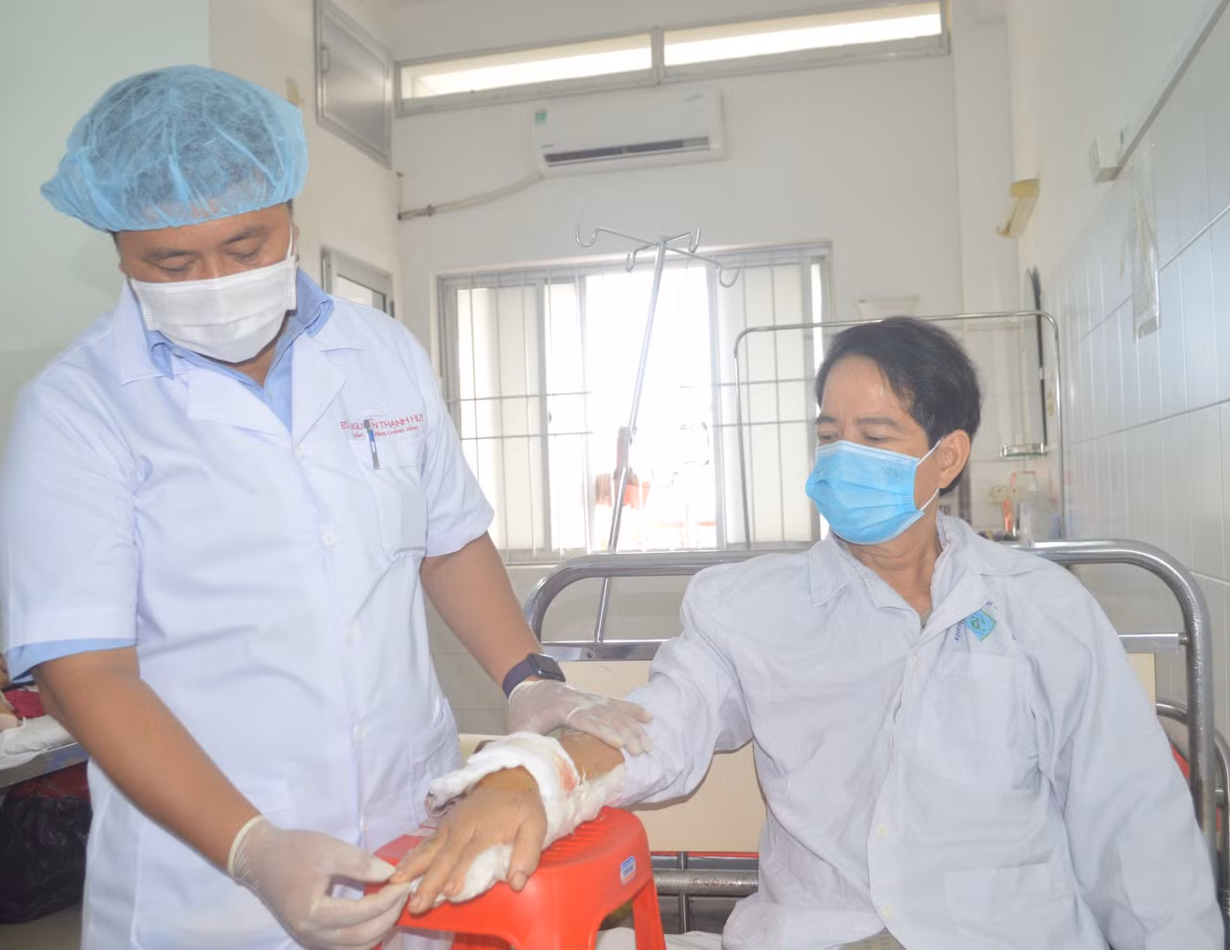 Dùng máy cưa tỉa cây, người đàn ông bị cắt đứt gần lìa cổ tay và cổ chân ảnh 2