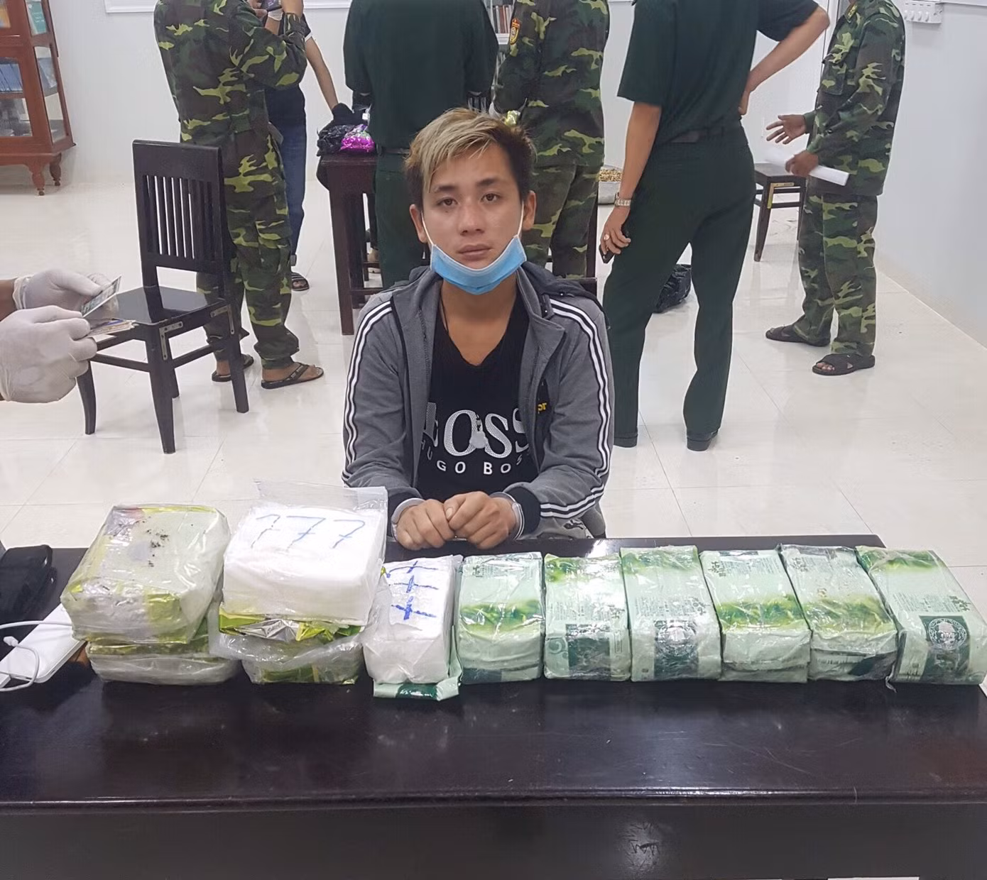 Mang hơn 30kg ma túy đi thuyền từ Campuchia về Việt Nam thì bị bắt ảnh 2