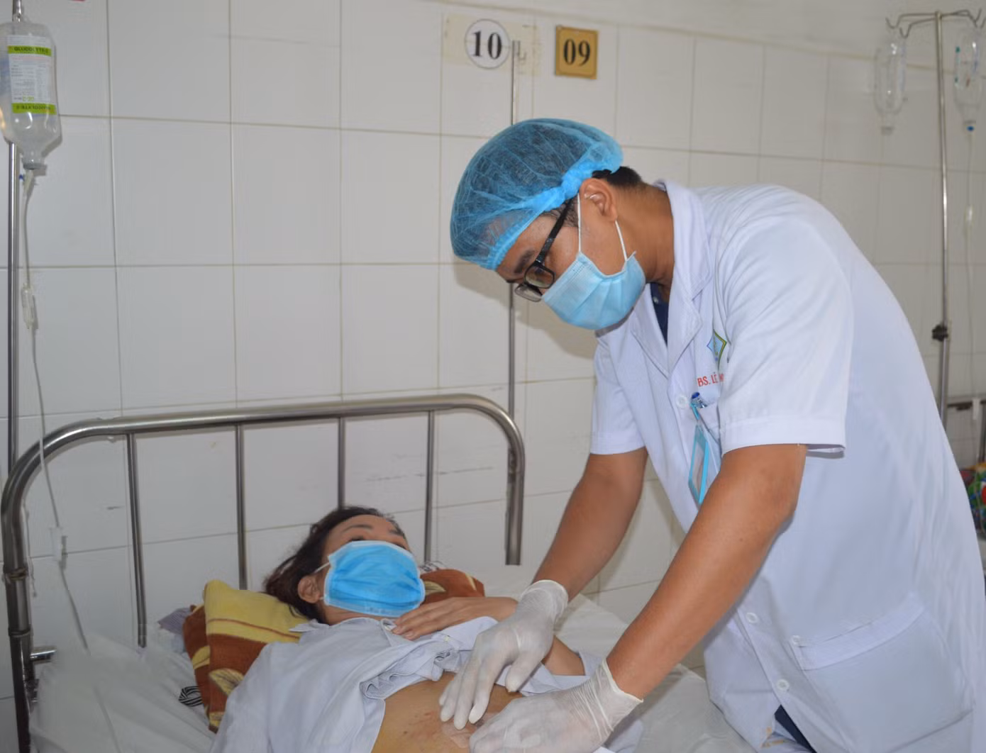 Nuốt cơm cháy để chữa hóc xương, người phụ nữ bị xương đâm thủng ruột ảnh 2