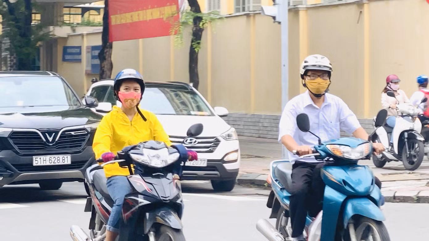 Tiết trời se lạnh, mây mù bao phủ trung tâm TPHCM ảnh 3
