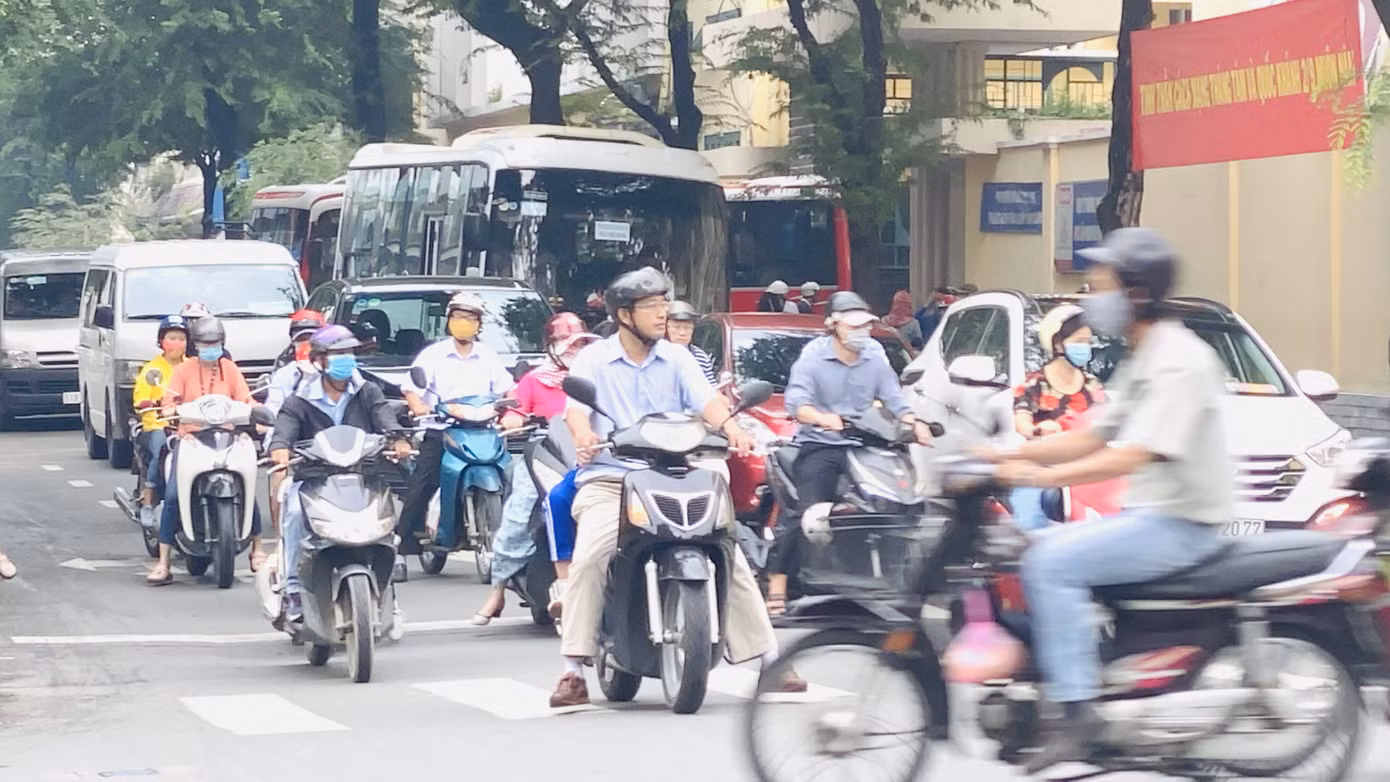 Tiết trời se lạnh, mây mù bao phủ trung tâm TPHCM ảnh 2