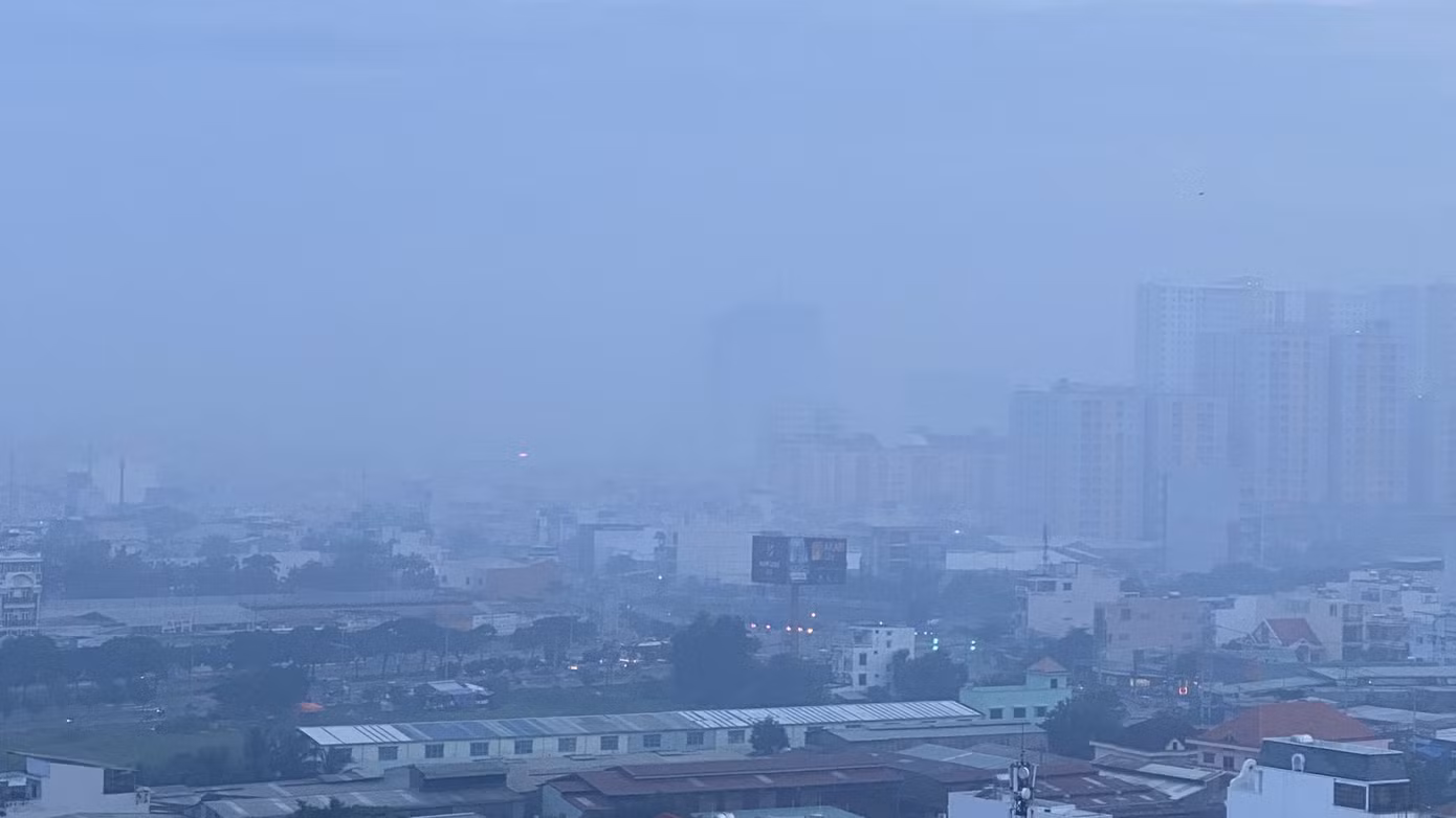 Tiết trời se lạnh, mây mù bao phủ trung tâm TPHCM ảnh 6