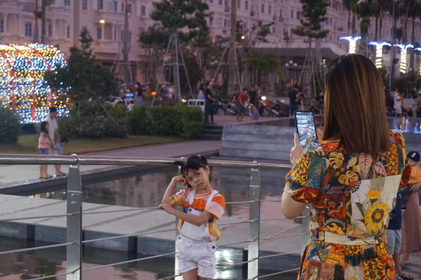 Quảng trường nhạc nước 'khủng' hút người trẻ tại TPHCM ảnh 4