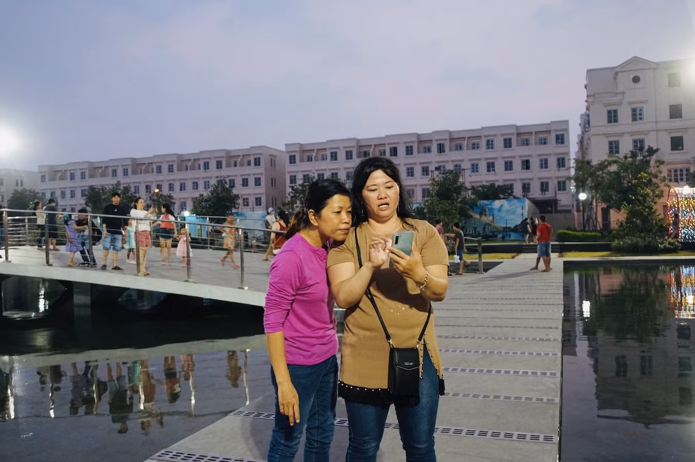 Quảng trường nhạc nước 'khủng' hút người trẻ tại TPHCM ảnh 3