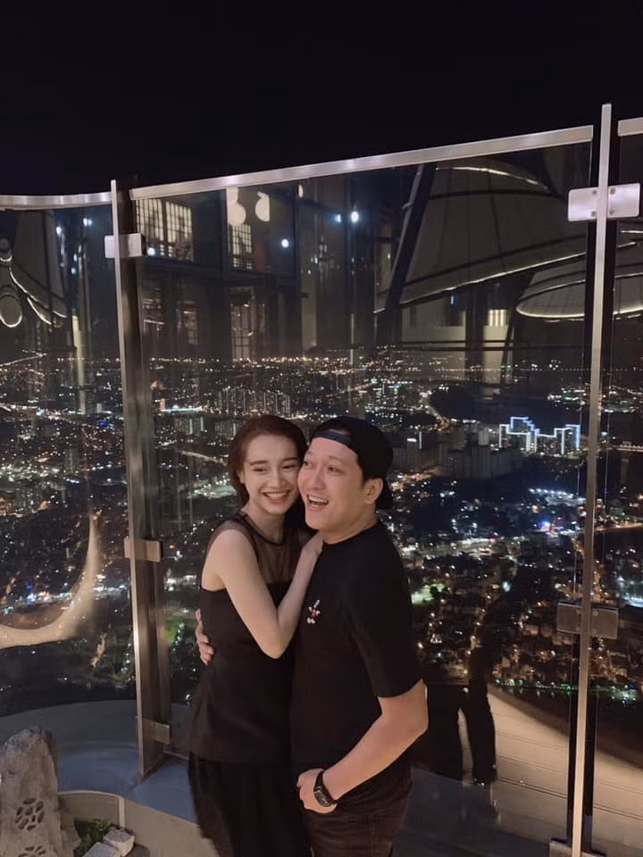 'Bỏng mắt' ngắm Chi Pu thả dáng siêu gợi cảm bên bể bơi ảnh 4