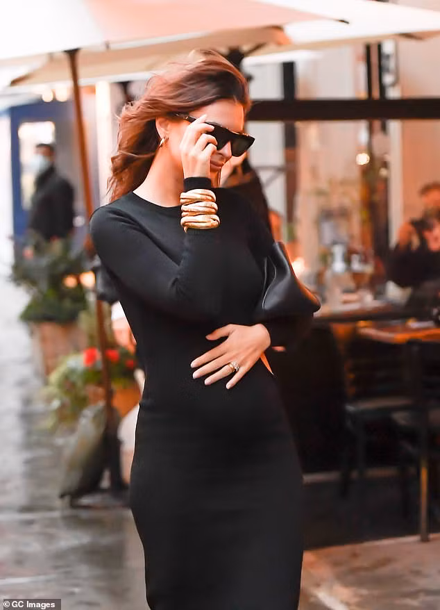 Mẫu nội y Emily Ratajkowski mang bầu nhưng vẫn mặc xuyên thấu sexy, không nội y ra phố ảnh 9